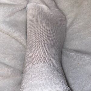 Frilly lace ankle socks